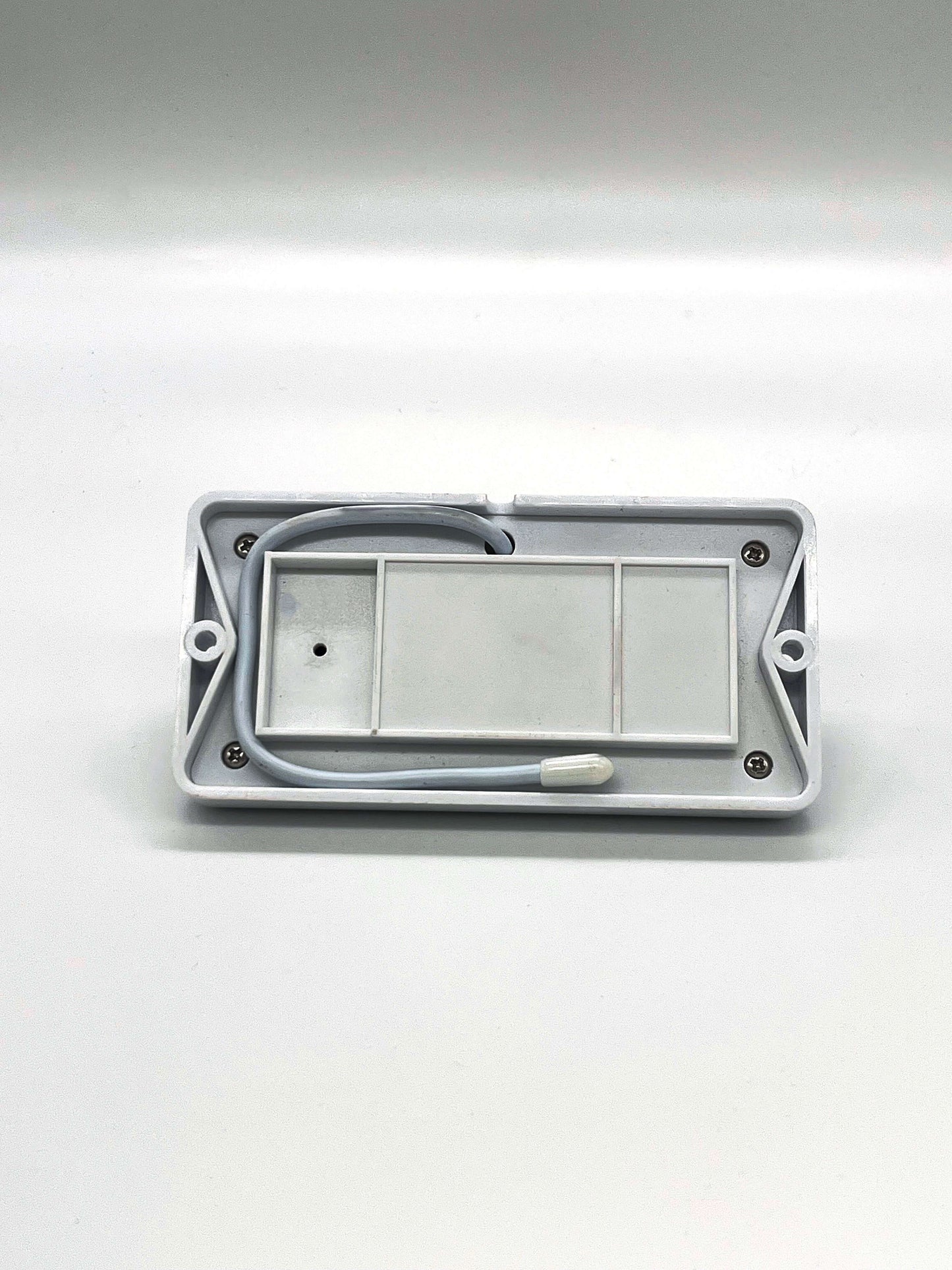 This image shows the rear design of the Rain Sensor for the Villa Pergola. The back of the Bon Pergola Villa Pergola's rain sensor features a convenient outdoor mounting structure. It transmits rainfall data to the pergola's control system via connected wiring, enabling the automatic closing of the louvers.