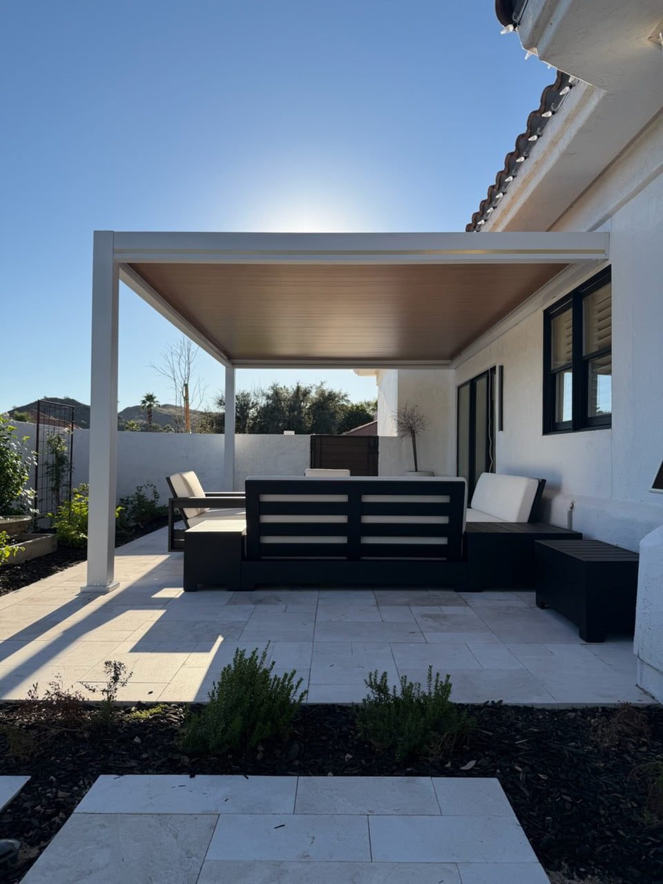 Villa Pergola 2.0 - Motorized Louver w/ Lighting